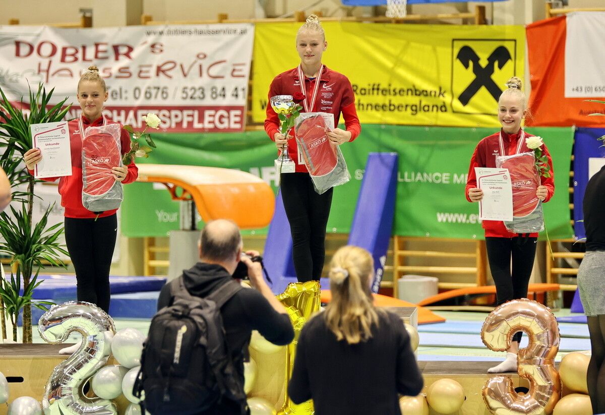 Ella Rief (r.) holte den 3. Rang hinter zwei Vorarlbergerinnen bei der österreichischen Jugendmeisterschaft in Ternitz.Turnsport Austria/ Sparkasse Sportgemeinschaft Götzis