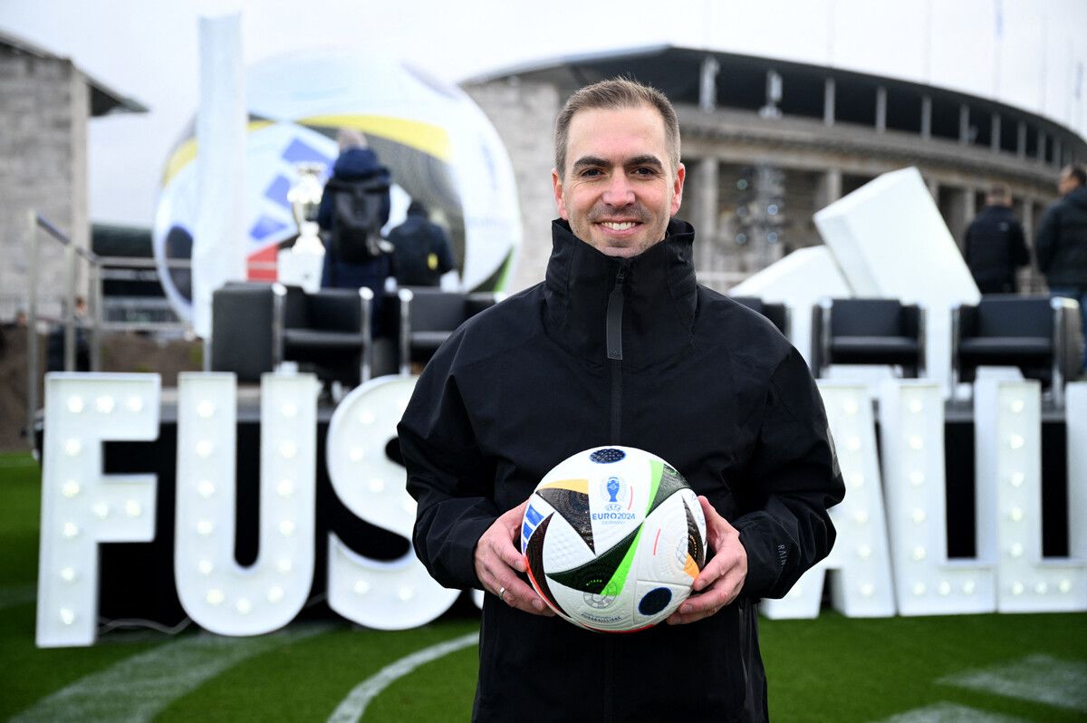 EM-Turnierdirektor Philipp Lahm, seit 11. 11. 40 Jahre alt, mit dem Spielball.Reuters