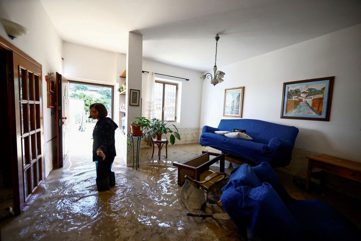 Enza Carfagno steht nach dem Sturm „Ciaran“ in ihrer überfluteten Wohnung in Campi Bisenzio, Toskana. Reuters