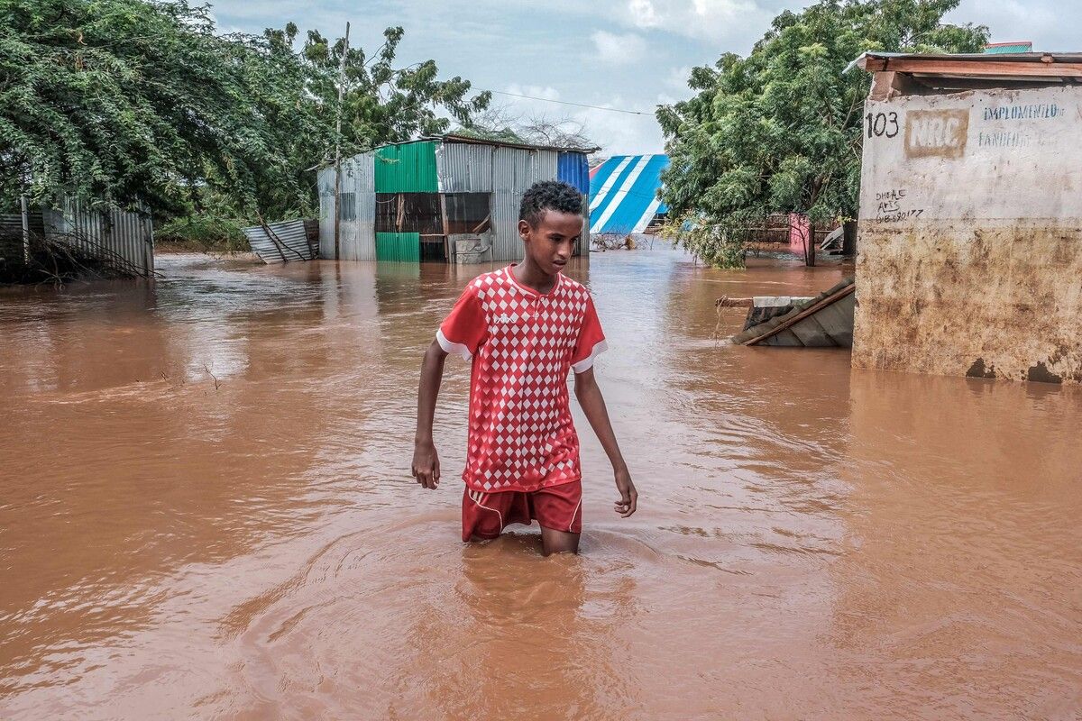 Erst Dürre, dann Flut: Nach mehrwöchigen starken Regenfällen sind laut Schätzungen der UN 1,7 Millionen Menschen in Somalia auf Hilfe angewiesen. In den unter Wasser stehenden Gebieten sei ein starker Anstieg von Cholera-Fällen zu beobachten. AFP