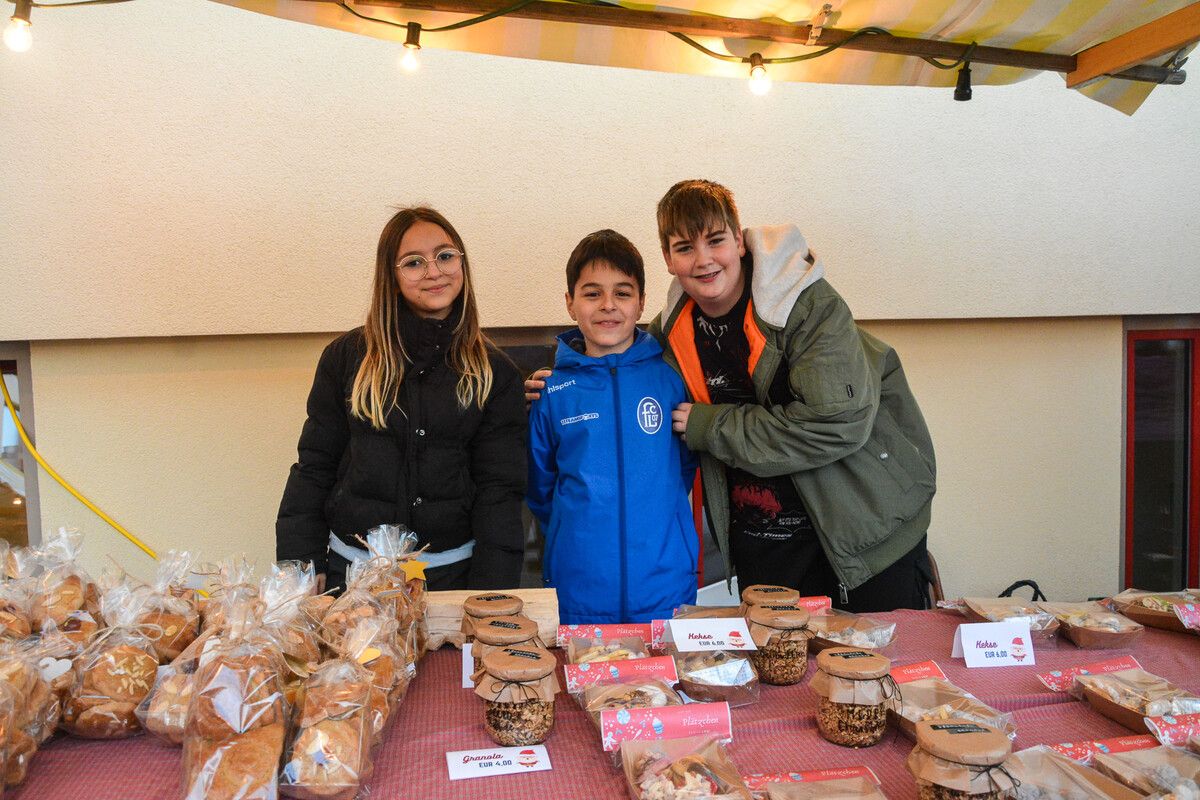 Esmira, Mert und Tim verkauften selbstgemachte Kekse, Lebkuchen und Granola. bvs (4)