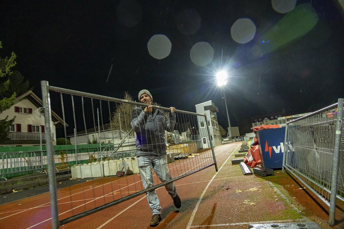 Etliche Meter Absperrungen im ganzen Stadion mussten entfernt werden. Im Hintergrund fehlen bereits die beiden Kameratürme.Paulitsch