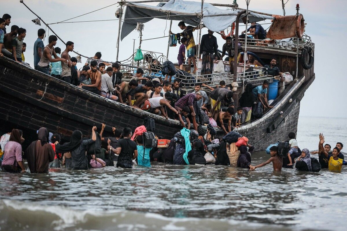 Etwa 250 Rohingya-Flüchtlinge erreichten Indonesien auf einem überfüllten Holzboot und mussten ihre Reise auf dem offenen Ozean fortsetzen. Indonesien hatte beschlossen, ihnen nur vorübergehend die Landung zur Übernahme von Wasser und Nahrung in der Provinz Aceh zu erlauben. AFP