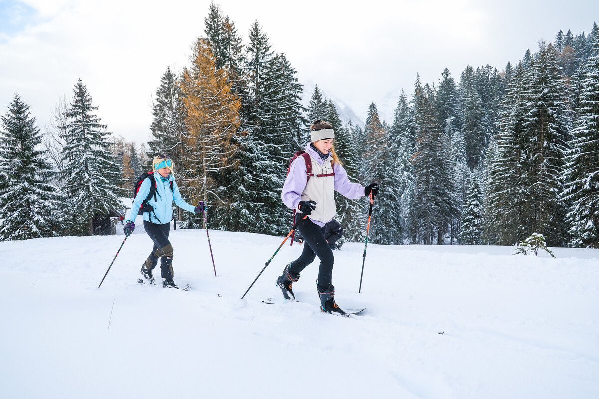 Eva (rechts) und ihre Mama Konny aus Göfis haben den ersten Schnee gleich für eine Skitour ausgenutzt.