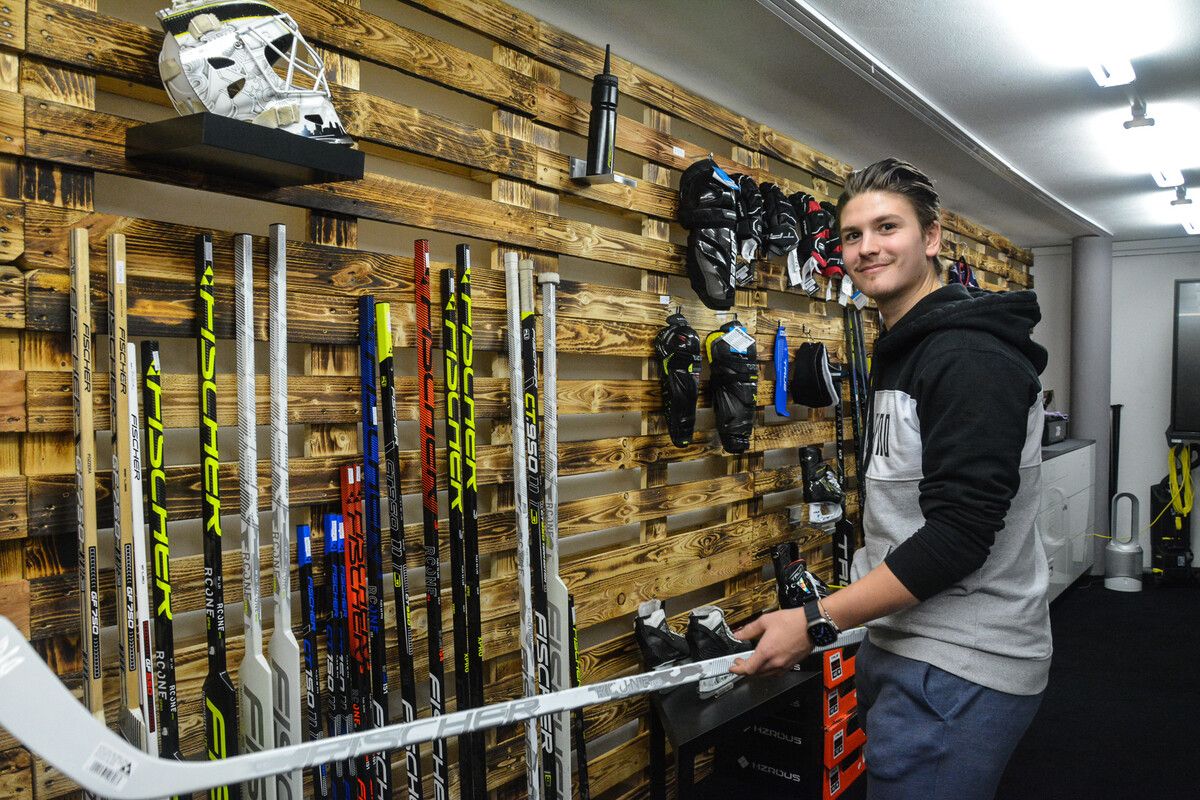 Fabian Pozzera berät in seiner trainingsfreien Zeit seine Kunden im Lustenauer Eishockey-Geschäft.