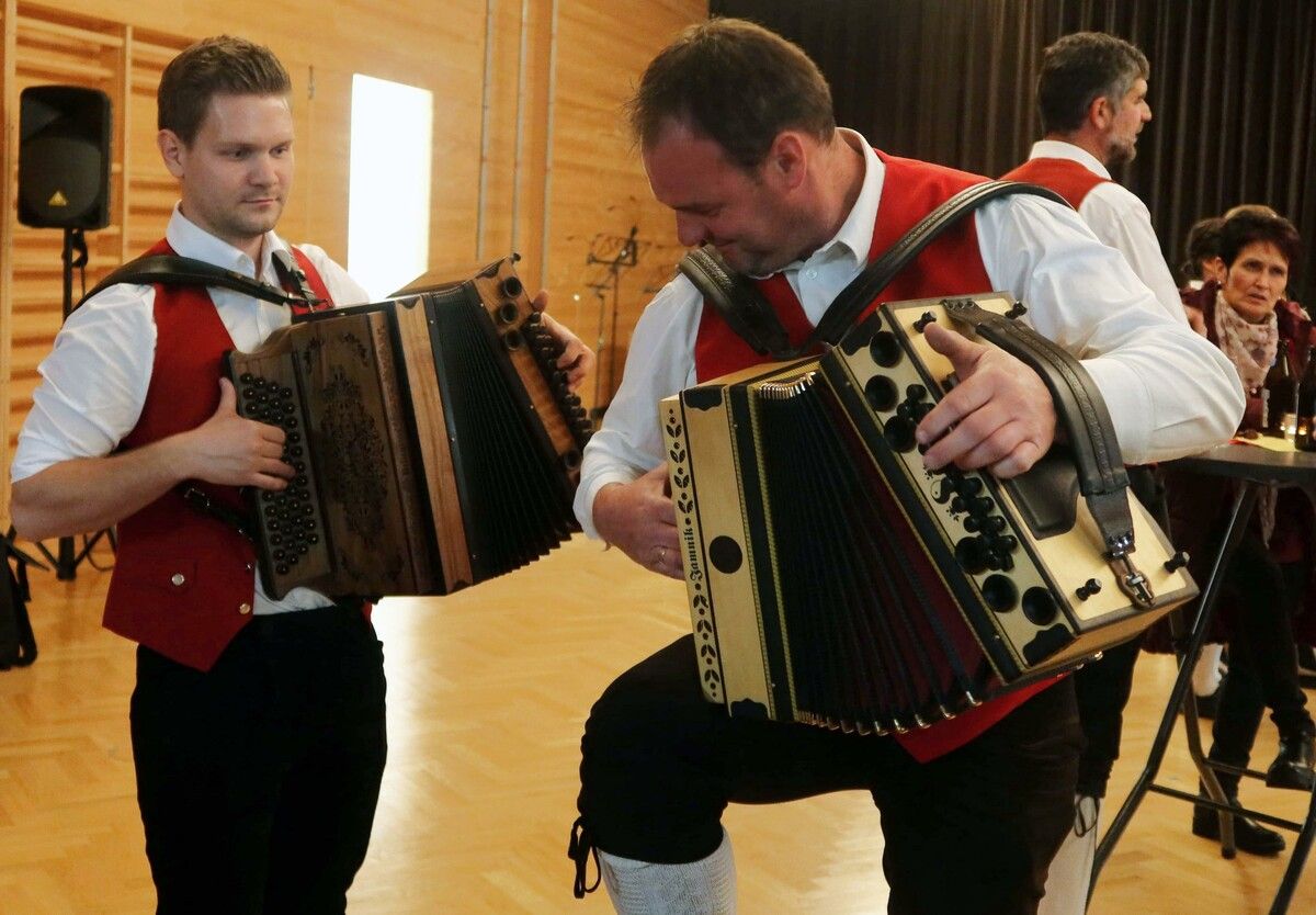 Gemeinsames Spiel: Die Kapellmeister Simon Gmeiner (Alberschwende) und Lucas Oberer (Buch) im Einsatz nach dem offiziellen Teil.