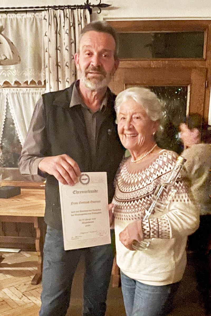 Gertrud Gmeiner wurde für 70 Jahre Mitgliedschaft geehrt.