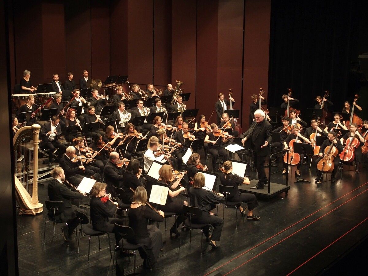 Guntram Simma mit seinem Collegium Instrumentale in großer Besetzung für Bruckner und Liszt. FRITZ JURMANN (3)