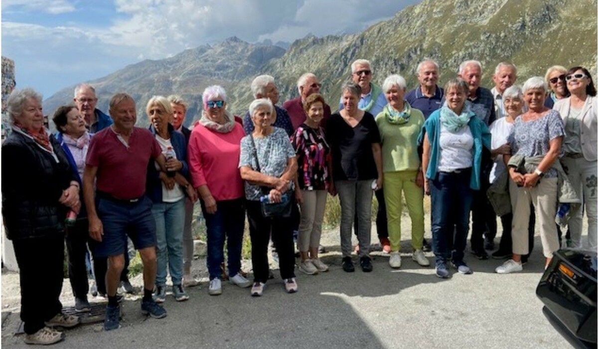 Gutgelaunt und beeindruckt – die Damülser Senioren auf den Spuren ihrer Ahnen im Schweizer Kanton Wallis.  Lingenhöle, Reiner