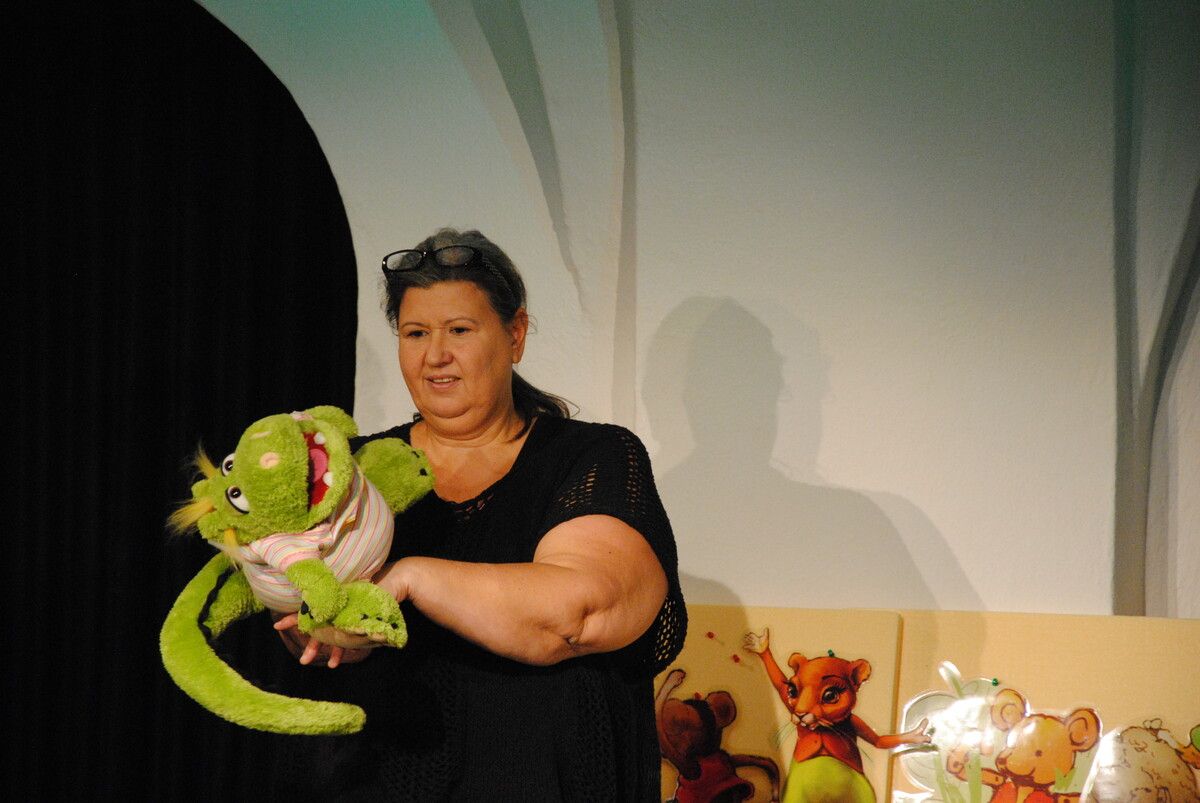 Handpuppe Drache Galliloth hat es beim Wettturnen nicht leicht. Die Mäuse tricksen ihn ganz schön aus. Sabine Benzer