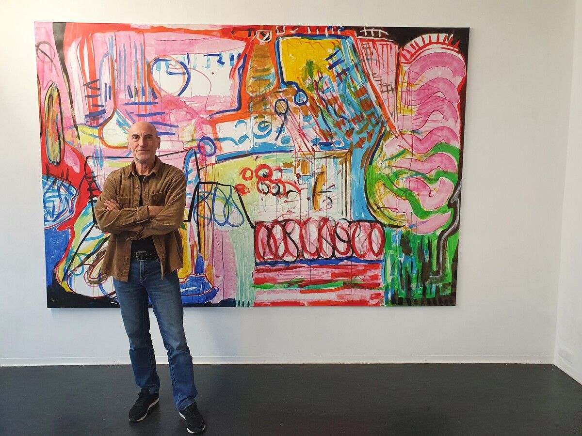 Harald Gmeiner vor einem seiner Werke in der Galerie Lisi Hämmerle. Thomas Schiretz
