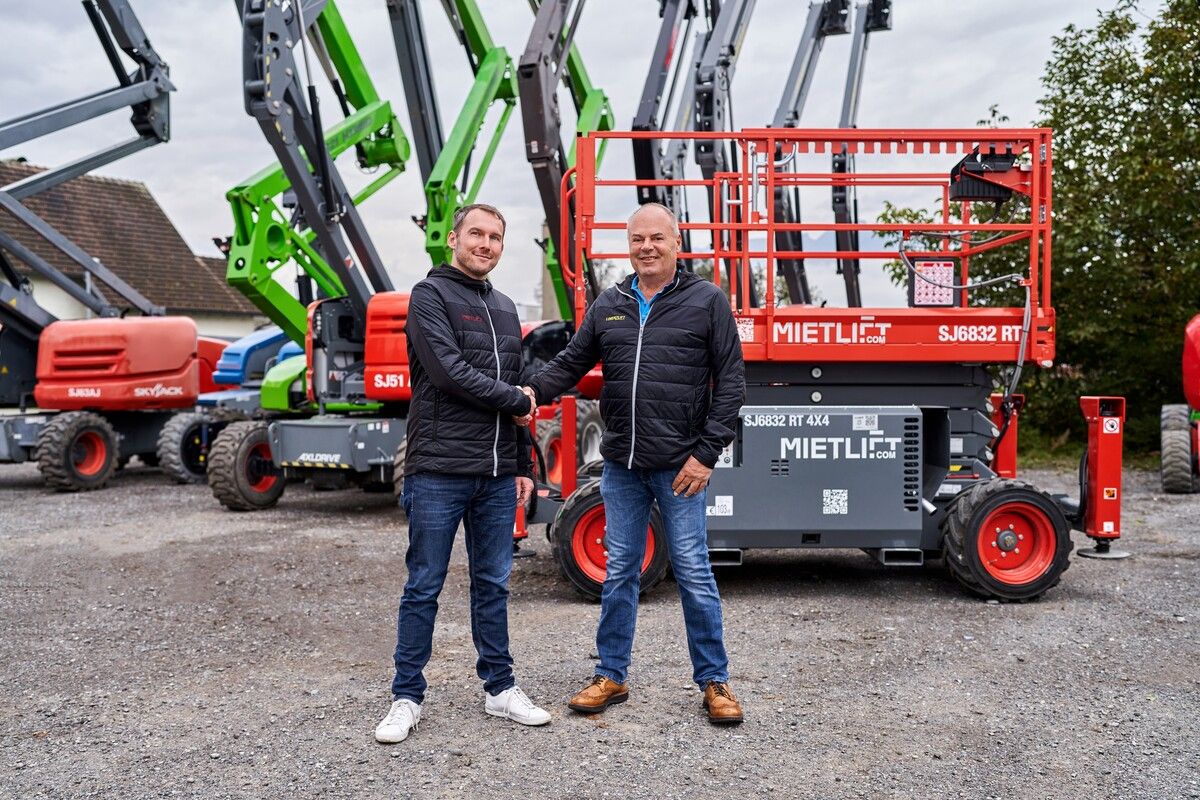 Harald Lorenz (r.) übergibt die Geschäftsführung an Markus Baschnegger. Neben der Vermietung und dem Verkauf werden auch Service und Reparaturen übernommen. mietlift