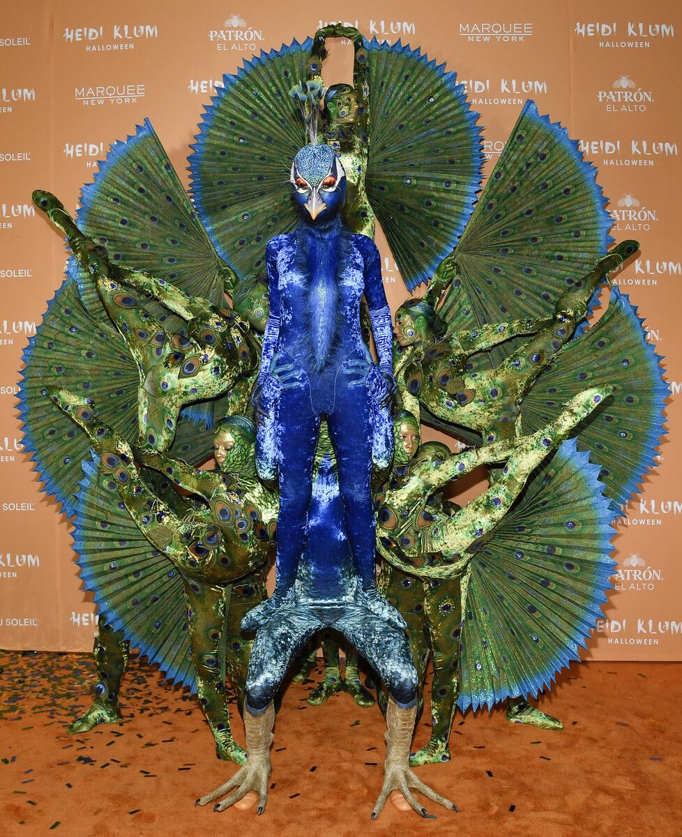 Heidi Klum verkleidete sich als schillernder Pfau, umgeben von zehn Tänzern und Tänzerinnen als grün-glänzende Pfauenfedern.  AP(2)