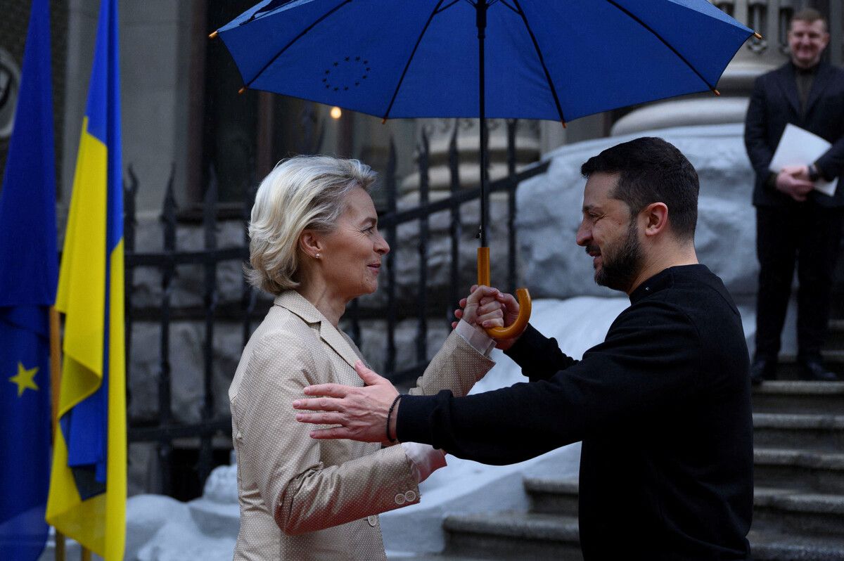 Herzlich begrüßte Selenskyj (r.) von der Leyen (l.) in Kiew – kaum ein westlicher Spitzenpolitiker besuchte das Kriegsgebiet so oft wie sie.AFP