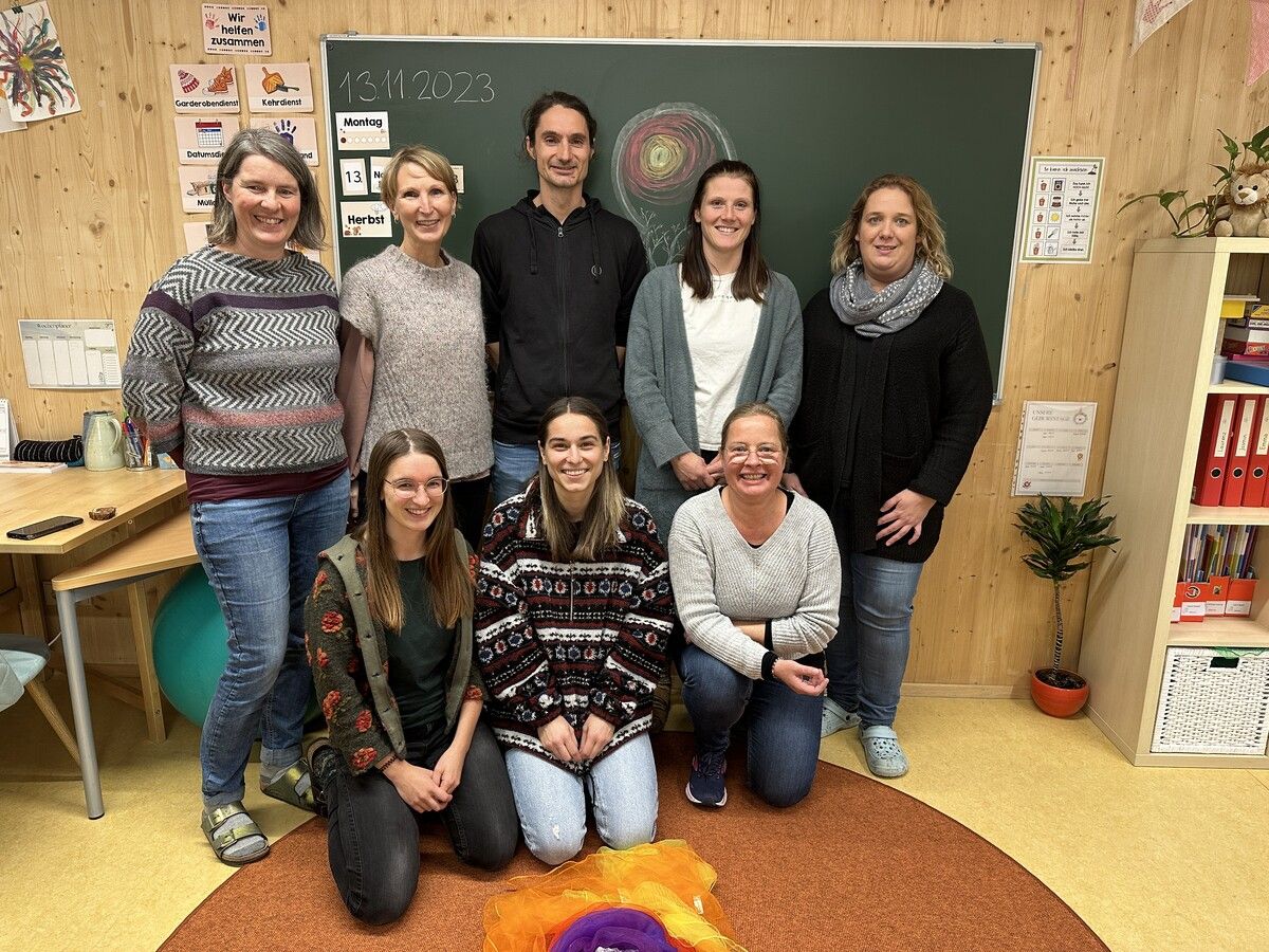 Hinten: Elisabeth Fußenegger, Anne Gasperi, Noah Steurer, Stefanie Fritz und Bettina Ganahl, vorne: Milena Sander, Teresa Durig und Sylvia Huter.bi