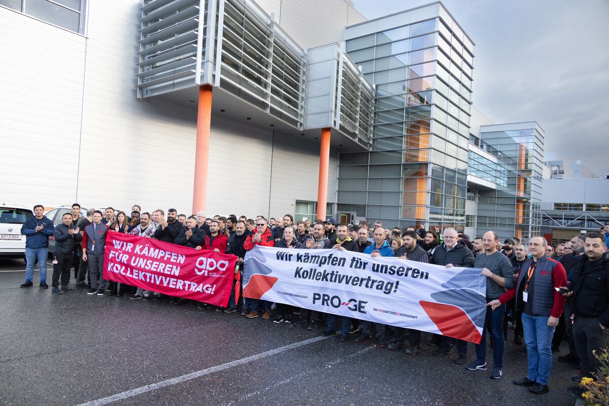 Im größten Werk der Firma Blum, dem Werk 4 in Bregenz, zeigten die Mitarbeiter ihren Unmut wegen der gescheiterten KV-Verhandlungen.VN/Hartinger (5)