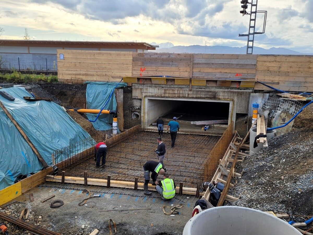 Im Rahmen des mehrjährigen Projekts „Hochwasserschutzausbau Kugelbeerbach und Oberlochauerbach“ werden derzeit in offener Bauweise die beiden Straßendurchlässe im Bereich der L 190 erstellt. BMS (3)