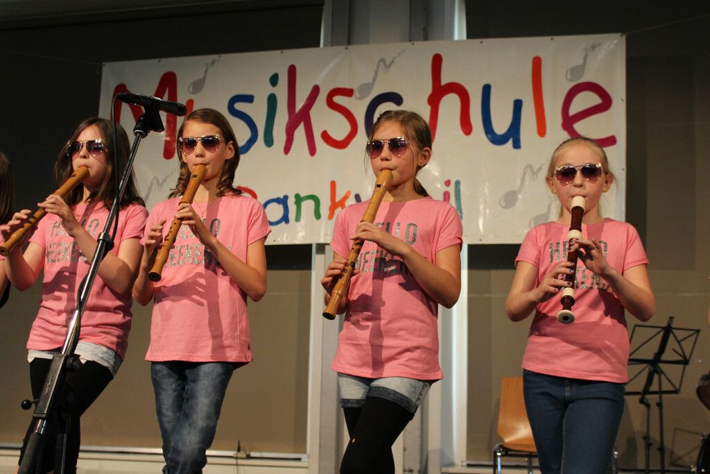 Im Schulsaal in Meiningen sind die Stars von morgen mit den Blasinstrumenten im Einsatz. vn-tk (2)