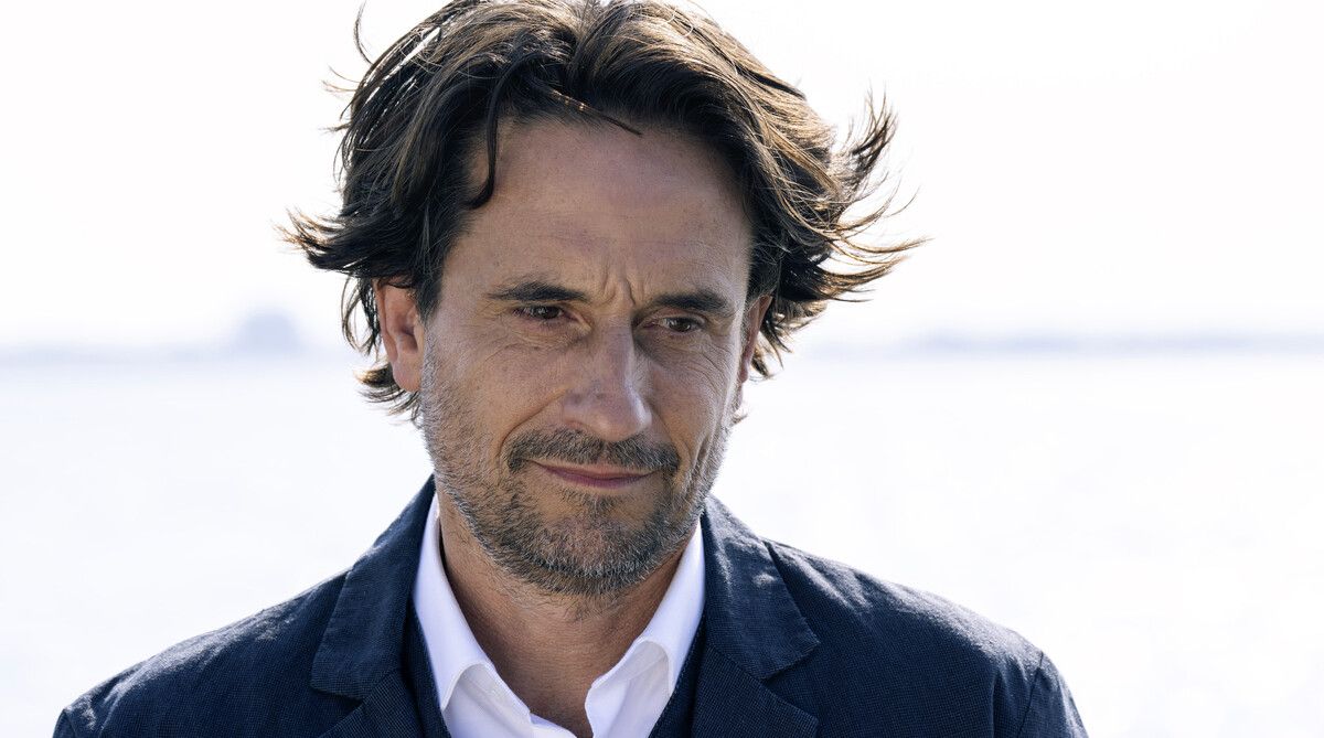 In der Krimireihe „Mord oder Watt“ verkörpert Oliver Mommsen den Schauspieler Tim Seebach. Radio Bremen/Christine Schroeder