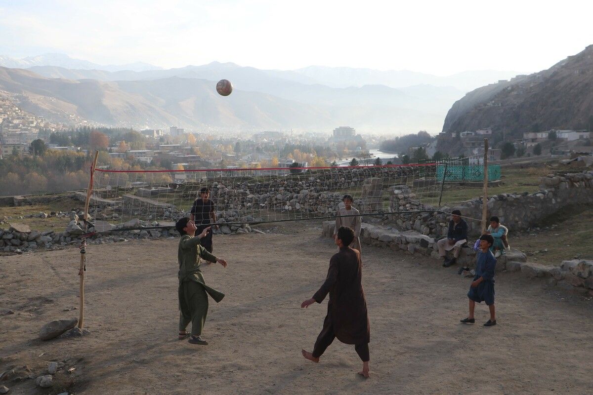 In der Provinz Badakhshan im äußersten Nordosten von Afghanistan spielen einige Jugendliche Volleyball.  afp
