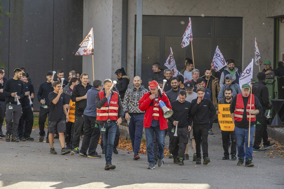 In der vergangenen Woche legten die Mitarbeiter zahlreicher Firmen in Vorarlberg die Arbeit nieder, um ihren Forderungen Nachdruck zu verleihen. VN/Paulitsch