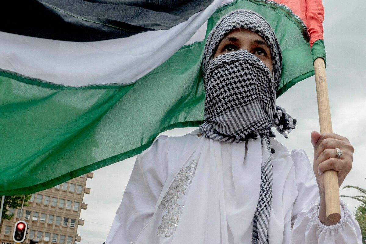 In Johannesburg fordern hunderte Teilnehmer einer pro-palästinensischen Demonstration dauerhaften Waffenstillstand in Gaza.  Afp