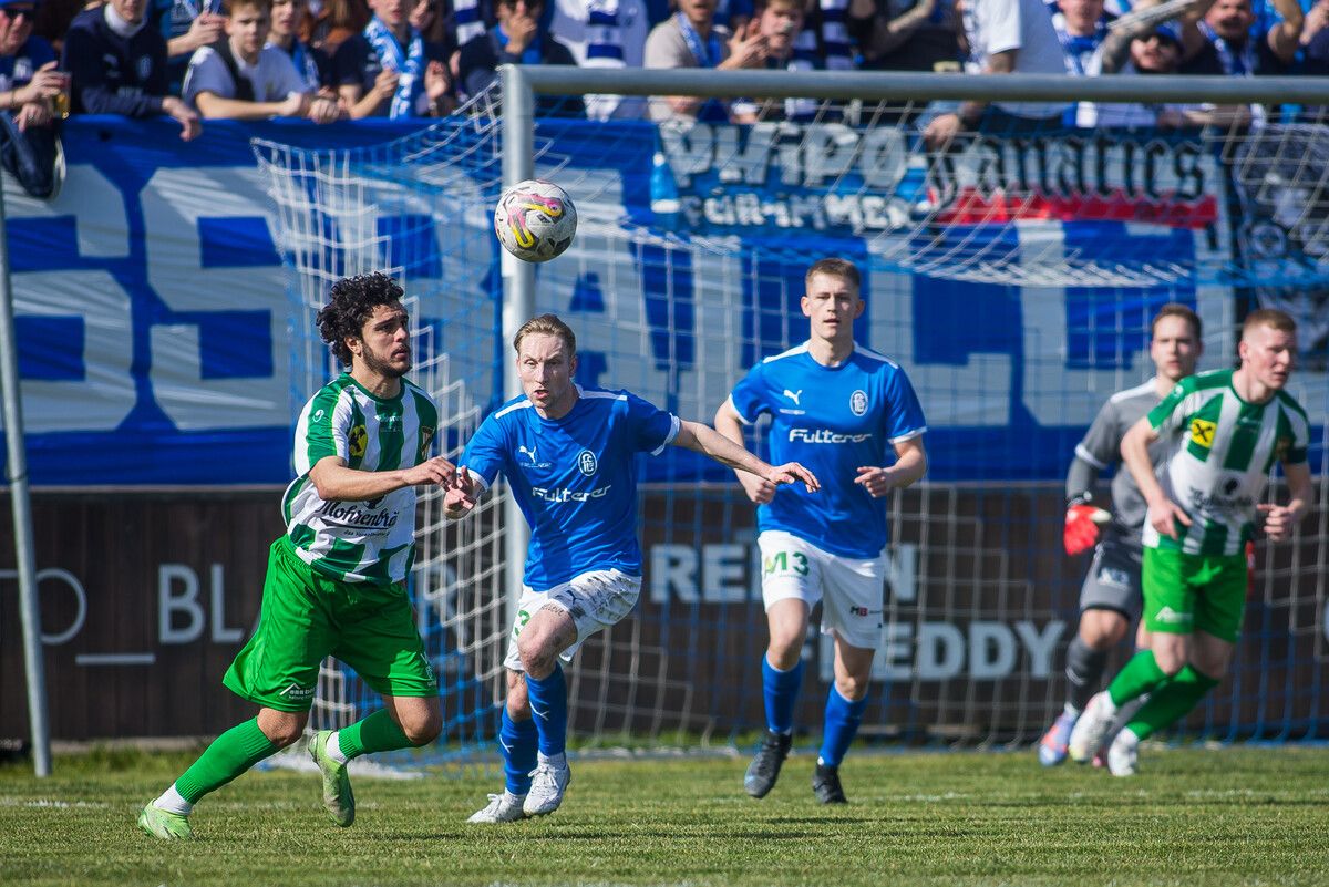 Intensive Zweikämpfe im Derby.Steurer