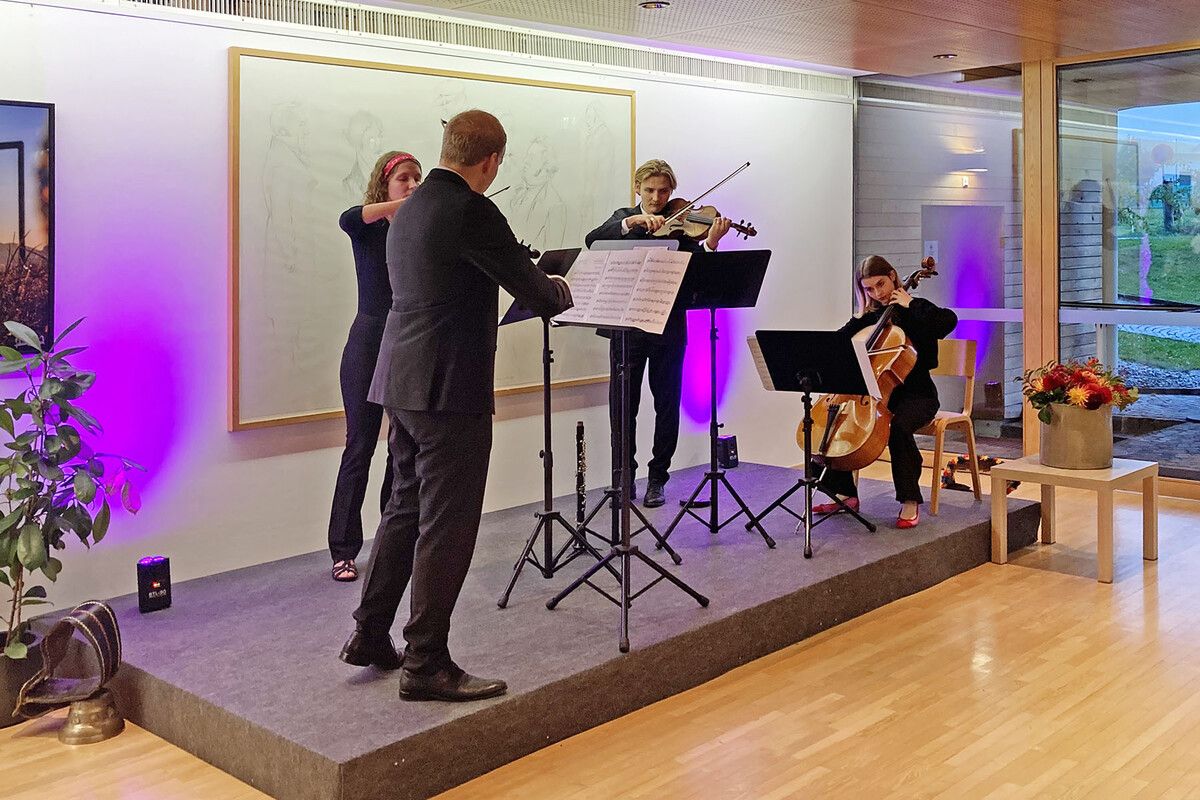 Junge Künstler spielen zum Empfang bei der Alpenarte in Schwarzenberg.