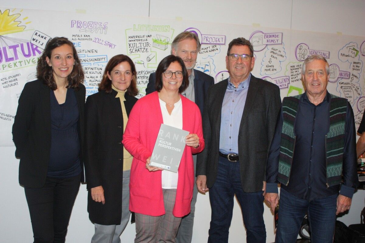 Katharina Galehr, Nathalie Voitek, Bürgermeisterin Katharina Wöß-Krall, Kurt Bereuter, Helmut Jenny und Peter Fischer. Vn-TK