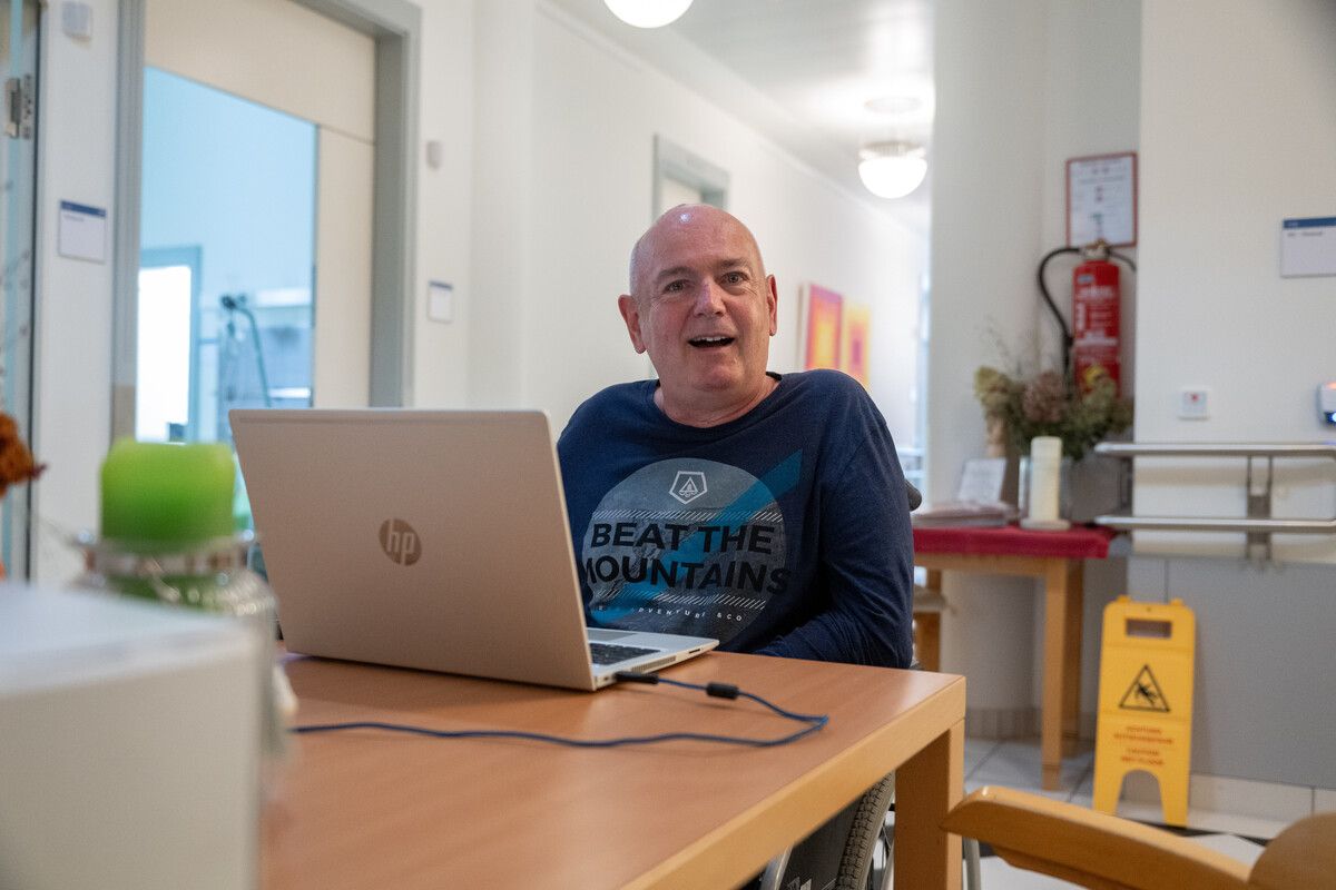 Klaus Oberluggauer schreibt im Aufenthaltsraum der Palliativstation an seinem Buch. VN/rhomberg