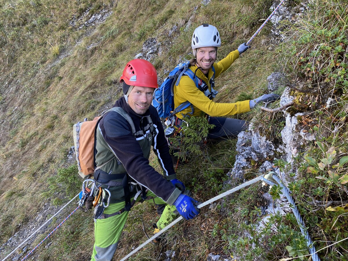 Klaus Witwer (l.) und Stefan Fritsche (r.) bauten einen neuen Klettersteig.VN/JUN