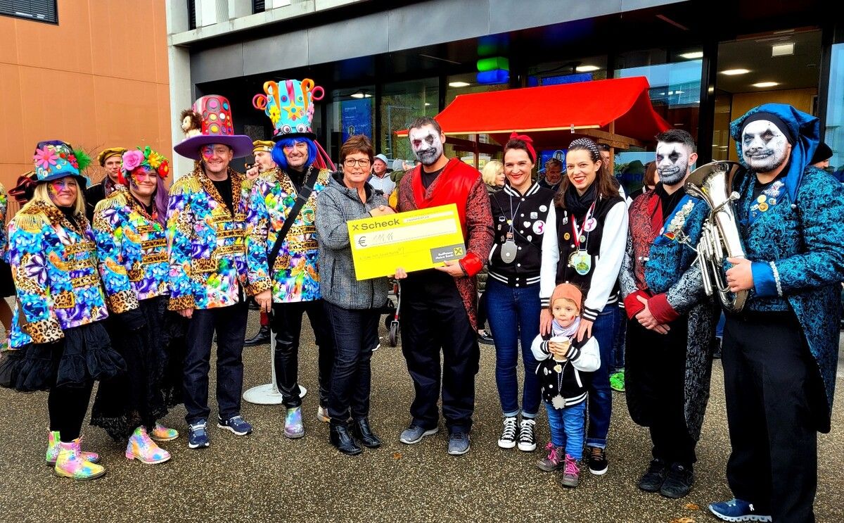 Kulturreferentin Petra Rührnschopf bedankte sich bei den engagierten Organisatoren des „Lochauer Kinderfasching 2024“, dazu gab es für die Guggamusik „Pfütza-Fäger“ wie immer den symbolischen „111,11 Euro“-Scheck. bms