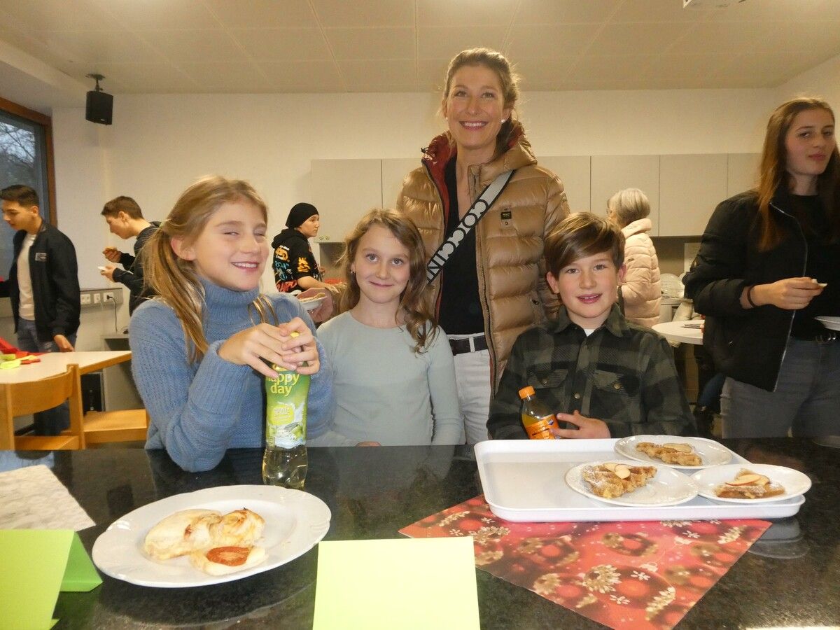 Lehrkräfte und Schüler präsentieren Aufführungen, geben Einblicke in den Unterricht und laden zu interaktiven sowie kulinarischen Stationen ein.SIHA