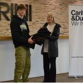 Etiketten Carini spendet Kleidung für die carla-Läden der Caritas