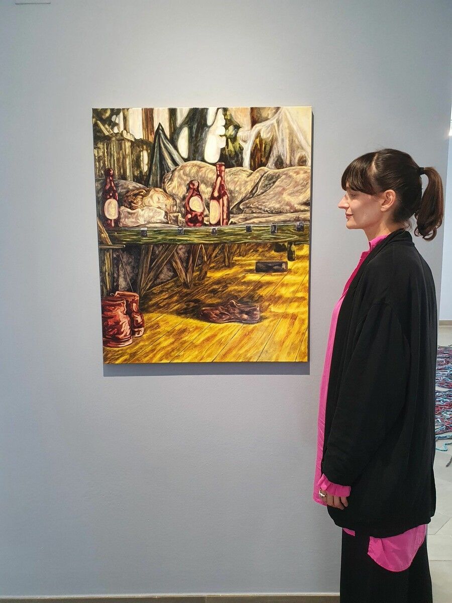 Marianne Thoermer vor dem Werk „A wandering Mind“.