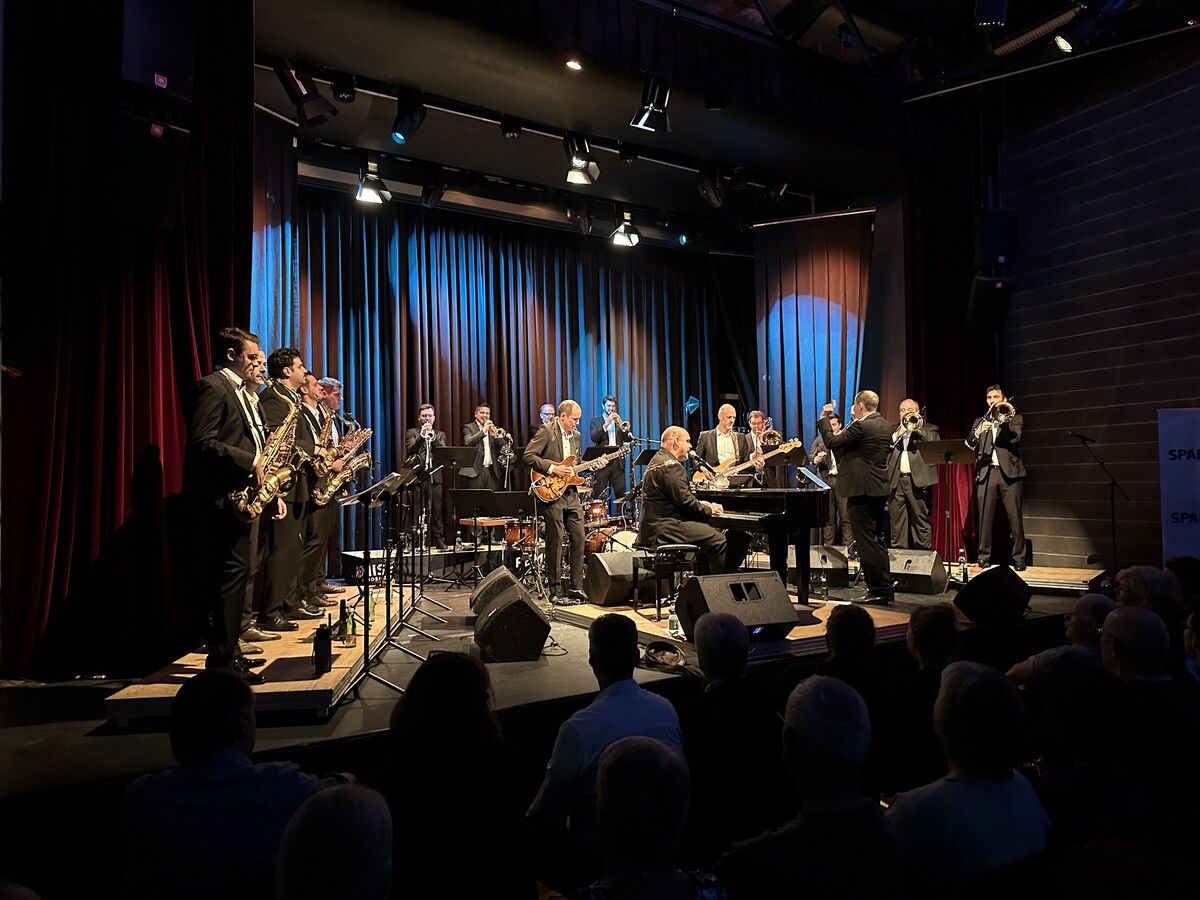 Mario Pecoraro und die Bludenz Big Band Union wussten ihr Publikum zu begeistern. BI (2)