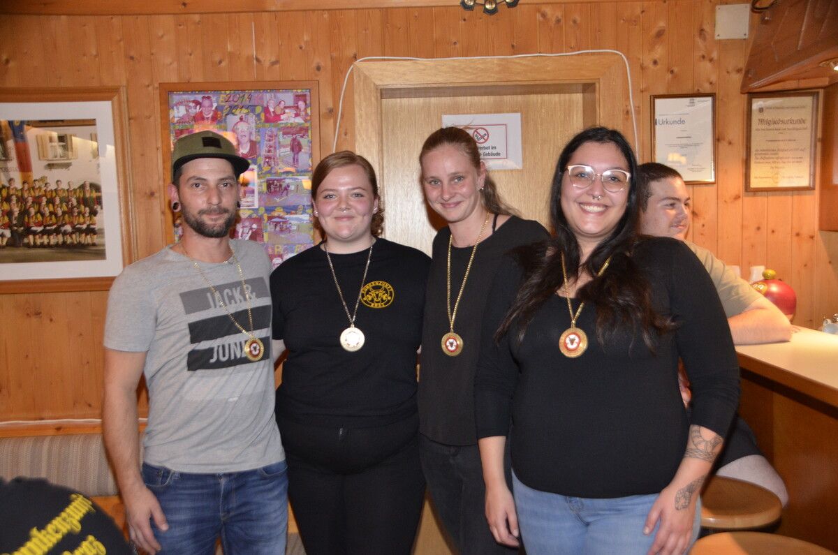 Markus Pfanner, Ella Amann und Lia Marques bekamen als „Einstand“ den Vereinsorden überreicht.