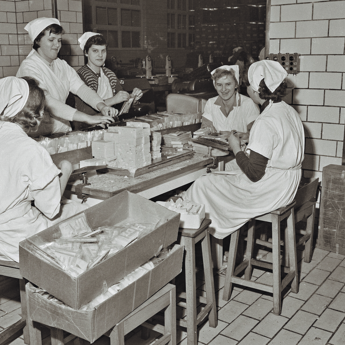 Maschinen füllten bereits 1965 den Käse automatisch ab, verschlossen ihn luftdicht und klebten das Etikett auf. Trotzdem waren noch viele fleißige Hände notwendig, um die Lieferungen fertigzustellen.Oskar Spang, Vorarlberger Landesbibliothek