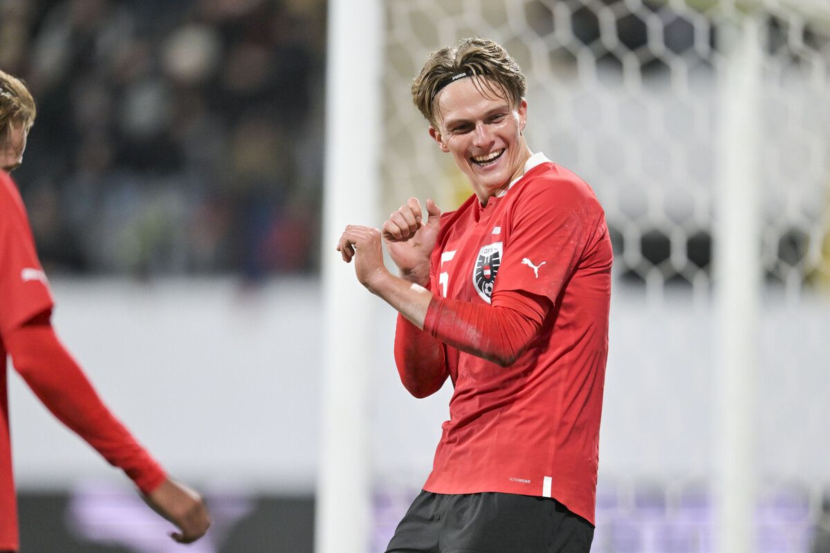 Matchwinner Paul Koller feiert seinen Doppelpack.gepa