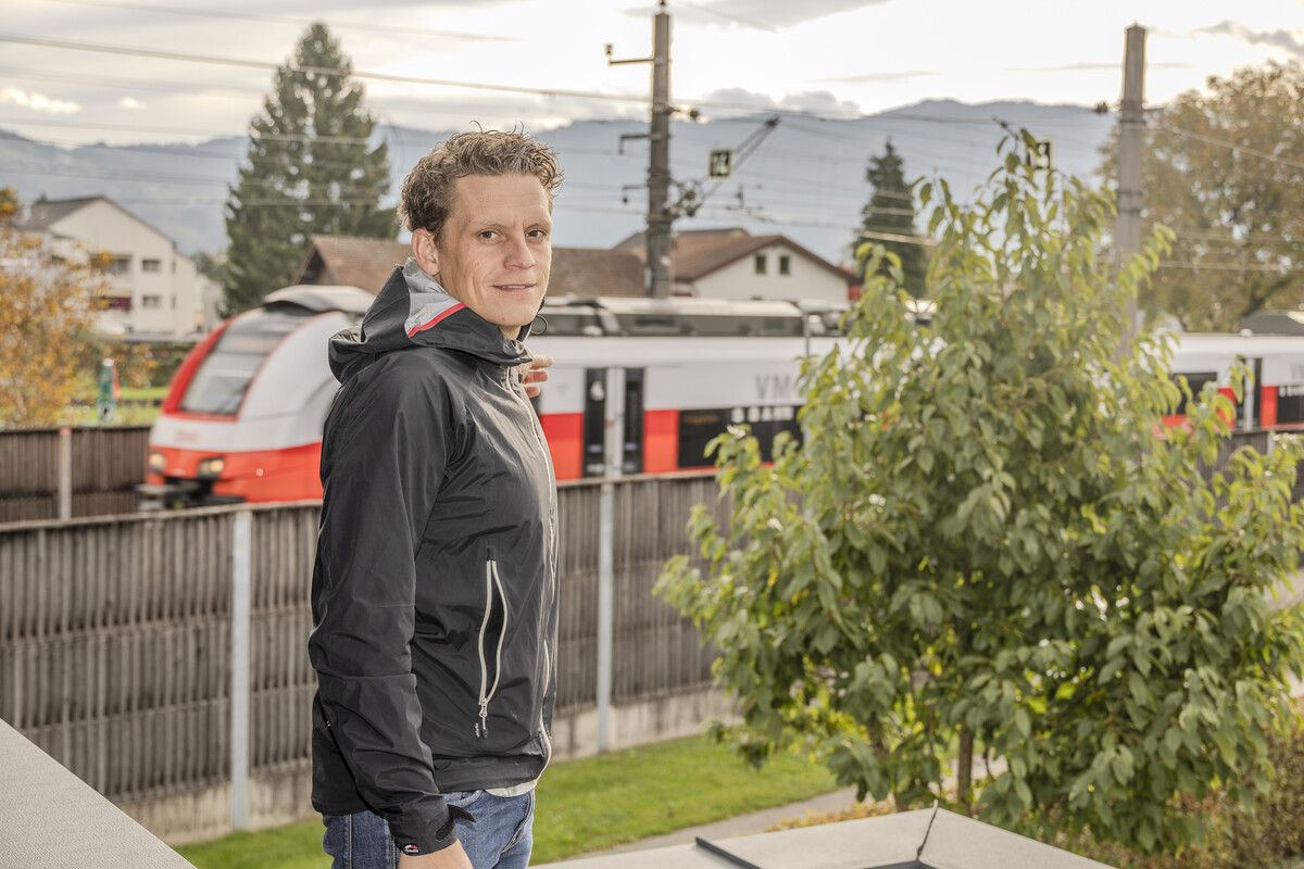Matthias Österle will sich gar nicht ausmalen, was weitere Gleise für ihn und andere Anrainer bedeuten würden. VN/Paulitsch