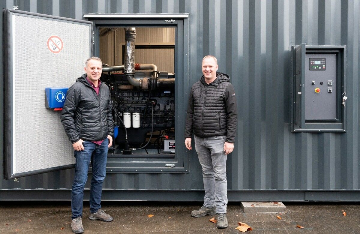 Michael Habicher präsentiert mit Christian Rummer (r.) die neue Notstromanlage.STP