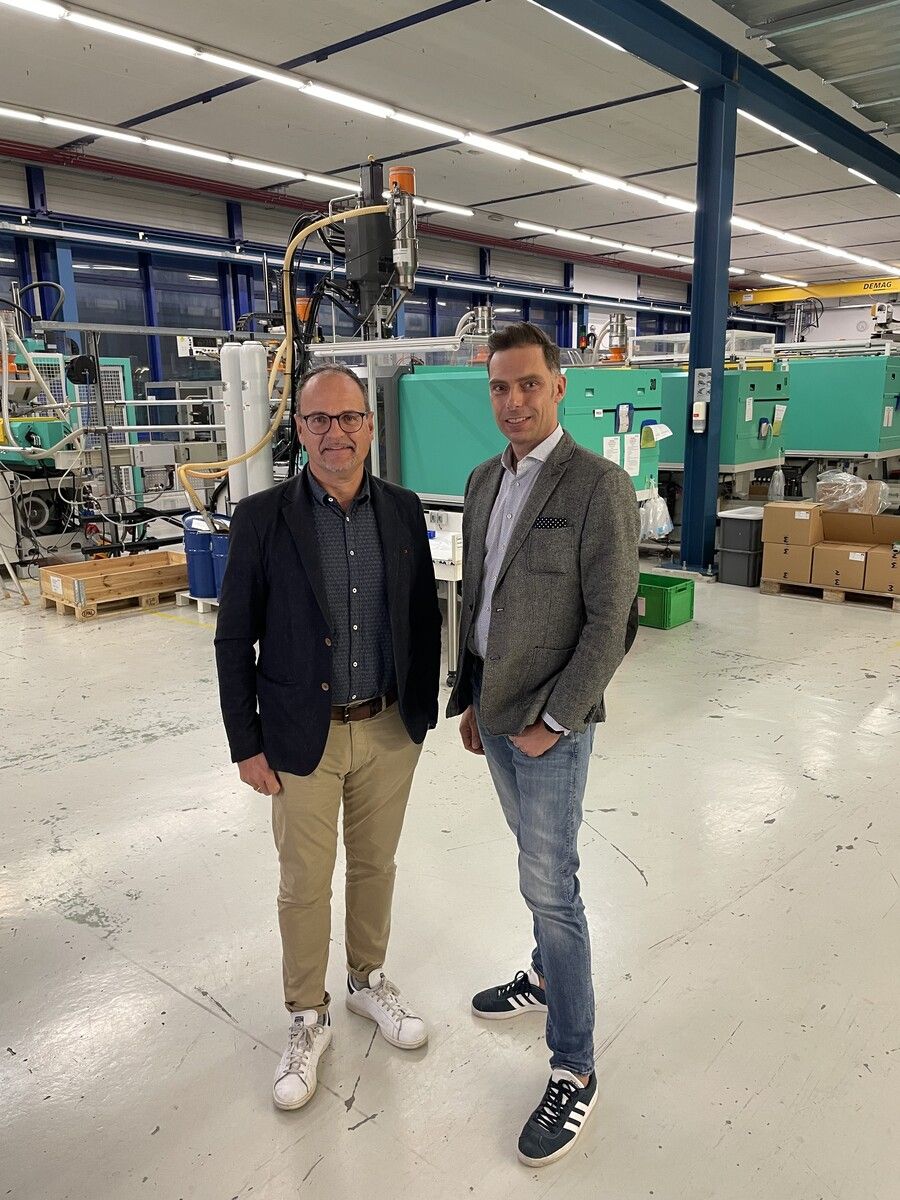 Michael Hosp (l.) und Martin Schmid freuen sich über die getroffene Lösung für das operative Geschäft von Montfort Kunststofftechnik. kdg