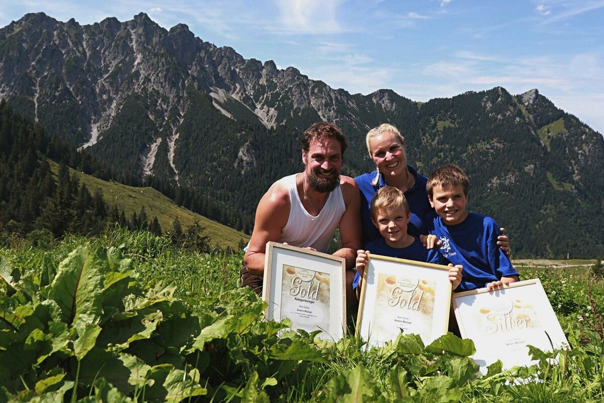 Michael und Petra Amann mit den beiden Söhnen Jonas und Linus verbringen die Sommermonate auf der Alpe Gamp.