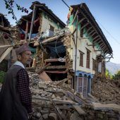 Schweres Erdbeben in Nepal kostet Dutzenden Menschen das Leben