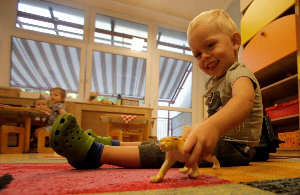 Mit Steuergeld aus dem Zukunftsfonds soll die Kinderbetreuung ausgebaut werden. Die Gemeinden fordern das Geld direkt. AFP