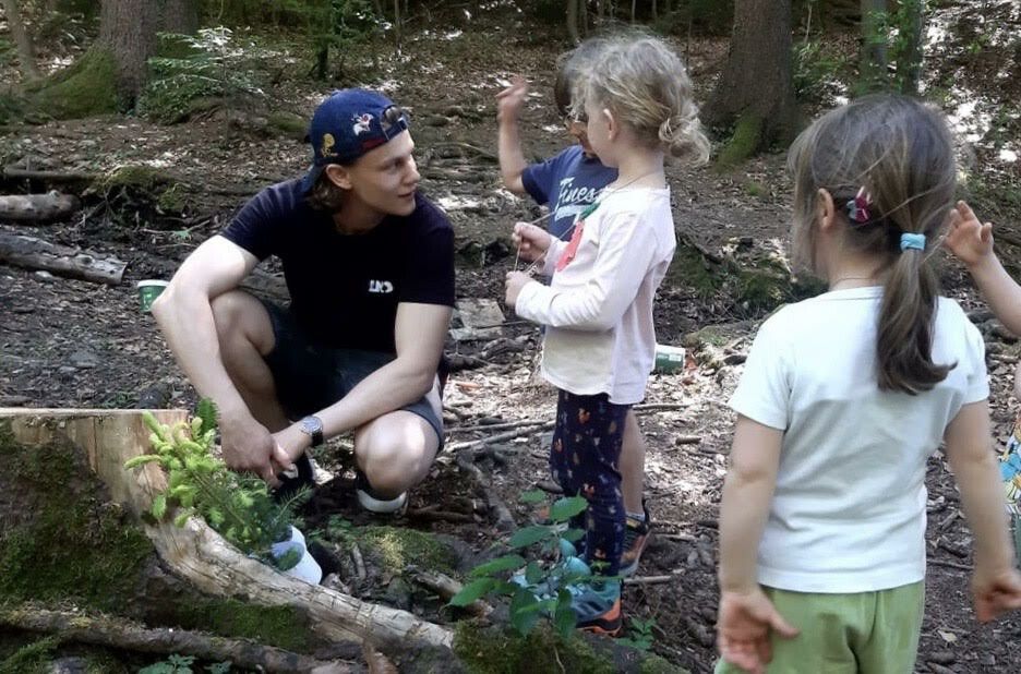 Mit viel Geduld leitet David Dünser die Kleinen bei Naturbeobachtungen an und schürt ihre Neugier.