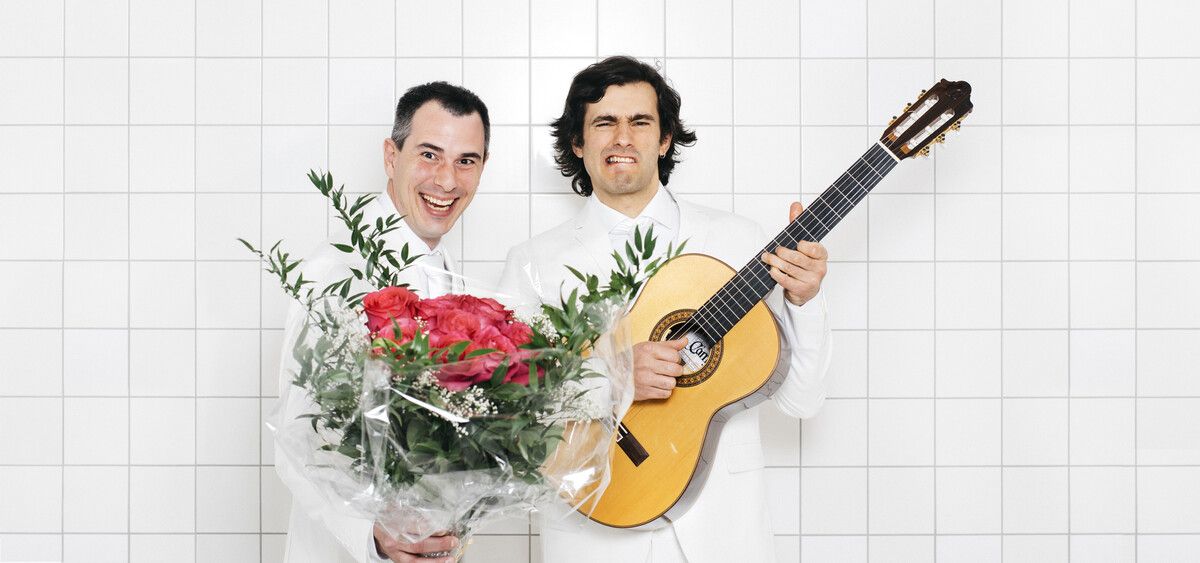 Musikkabarett aus Wien: Christoph & Lollo teilen in „Mitten ins Hirn“ ungeniert aus. PERTRAMER