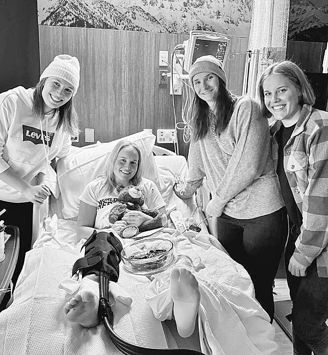 Nach dem Eingriff freute sich Vanessa Nussbaumer über den Besuch ihrer Teamkolleginnen Christine Scheyer, Michelle Niederwieser und Magdalena Egger.VN