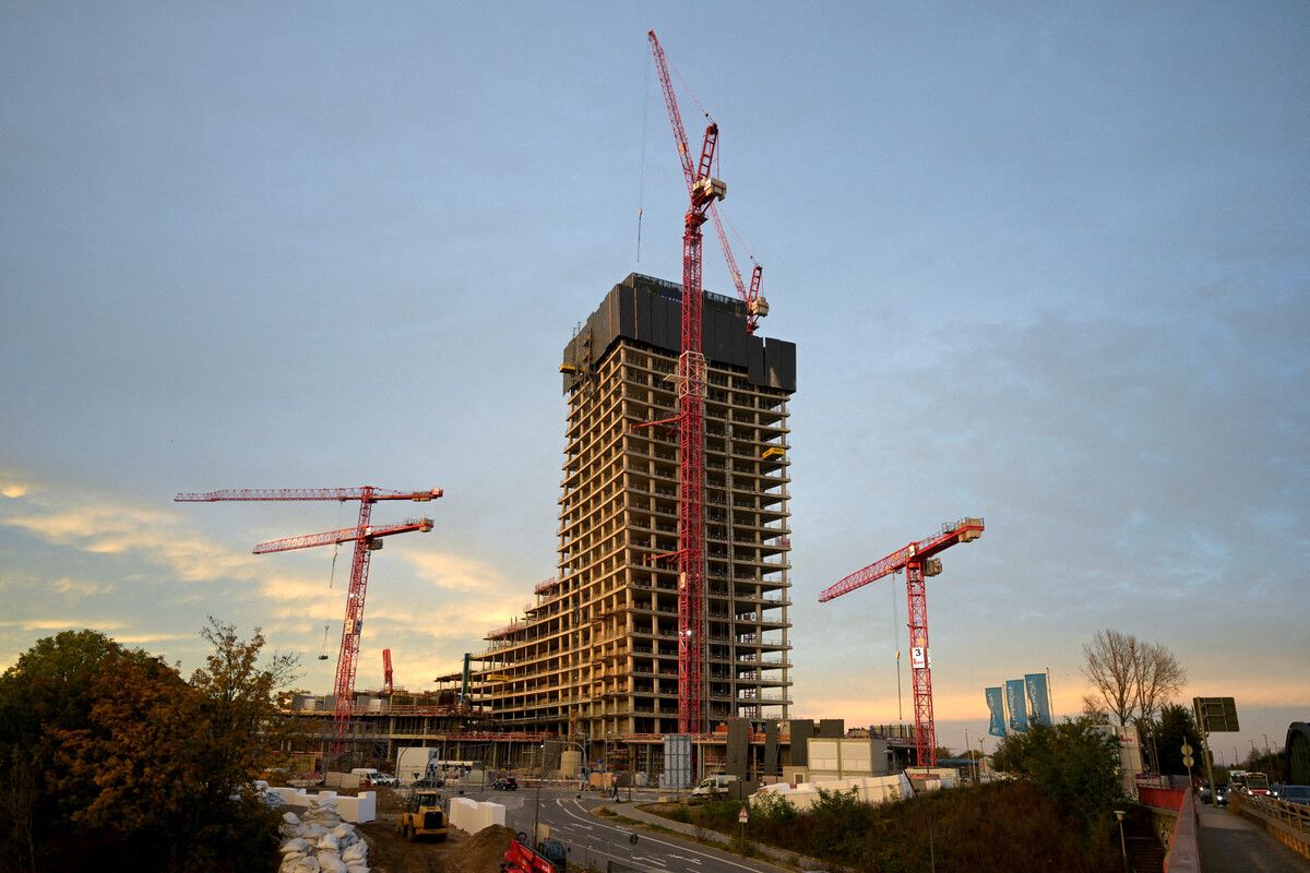 Nach dem Elbtower stehen weitere Signa-Baustellen still. Reuters