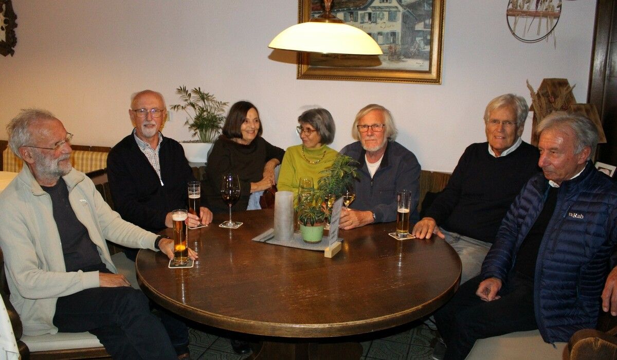 Nach dem Orgelkonzert in fröhlicher Runde in der Höchster Linde: Markus Brändle, Werner Schelling, Anita Koch, Elisabeth Ruf, Wolfgang Olschbaur, Franz Brugger und Bruno Oberhammer (v. l. – Helmuth Koch und Barbara Brugger waren verhindert). STP